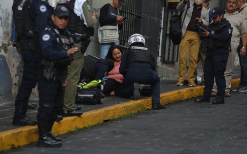 Una mujer se lastimó de una rodilla al resbalar en la Avenida Revolución del Centro de Xalapa. Irónicamente se dirigía a la clínica 10 del IMSS a consulta por una lesión anterior. 