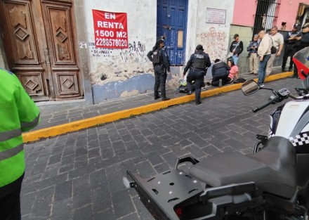 Este  tipo de accidentes son frecuentes en el centro de la capital veracruzana, ya que las calles están gastadas por el constante flujo de una gran cantidad de personas, pese a que en ocasiones las autoridades las tratan para que no estén lisas. 