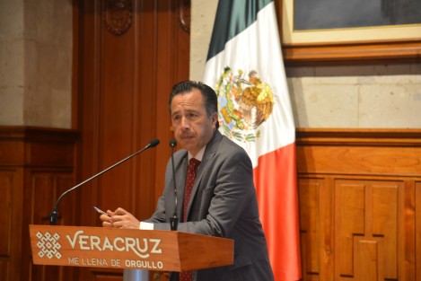El Gobernador Cuitláhuac García afirmó que los senadores no tienen por qué protegerlo para evitar que sea interpelado junto con la fiscal general Verónica Hernández Giadáns, por la negativa a aceptar las recomendaciones de la Comisión Nacional de los Derechos Humanos (CNDH), por casos de presunta tortura.  