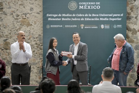  Al presidir la entrega de tarjetas de la Beca Universal para el Bienestar Benito Juárez de Educación Media Superior a 200 jóvenes, el gobernador Cuitláhuac García Jiménez les pidió aprovechar este impulso y seguir preparándose, así como evitar y alejarse del consumo de drogas.


