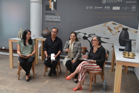 La directora de IVEC, Silvia Alejandre Prado, presentó la Bienal de Cerámica 2023, invitando a creadores a veracruzanos a participar.
