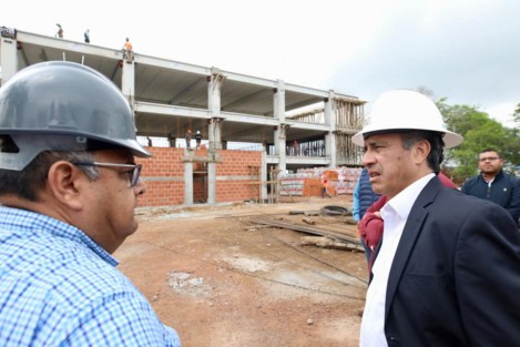 El Gobernador Cuitláhuac García visitó el plantel 35 del COBAEV,  donde aprovechó para supervisar la obra de las oficinas centrales de esa institución.  En el recorrido estuvo presente el Subsecretario de Educación Media Superior y Superior, el Mtro. Jorge Miguel Uscanga Villalba, el Dr. Andrés Aguirre Juárez, Director General del COBAEV y parte de su equipo de trabajo. 
