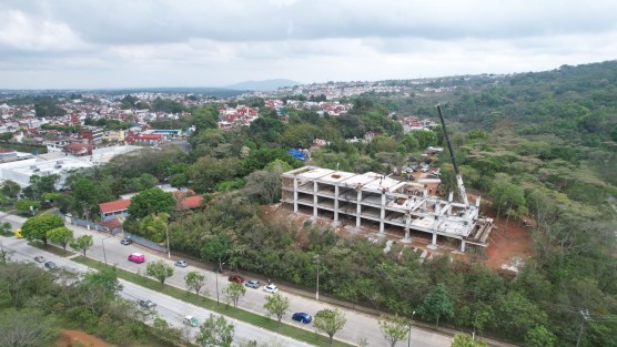 El Gobernador Cuitláhuac García visitó el plantel 35 del COBAEV,  donde aprovechó para supervisar la obra de las oficinas centrales de esa institución.  En el recorrido estuvo presente el Subsecretario de Educación Media Superior y Superior, el Mtro. Jorge Miguel Uscanga Villalba, el Dr. Andrés Aguirre Juárez, Director General del COBAEV y parte de su equipo de trabajo. 