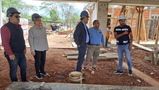 El Gobernador Cuitláhuac García visitó el plantel 35 del COBAEV,  donde aprovechó para supervisar la obra de las oficinas centrales de esa institución.  En el recorrido estuvo presente el Subsecretario de Educación Media Superior y Superior, el Mtro. Jorge Miguel Uscanga Villalba, el Dr. Andrés Aguirre Juárez, Director General del COBAEV y parte de su equipo de trabajo. 