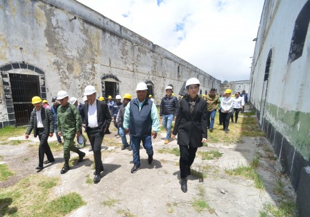 El gobernador Cuitláhuac García Jiménez, y funcionarios de su gabinete, realizaron un recorrido por la Fortaleza de Perote, donde hoy iniciaron los trabajos de rehabilitación con miras a celebrar los 200 años de la creación del Colegio Militar. 