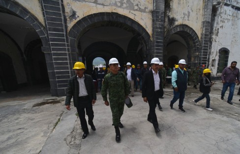 El gobernador Cuitláhuac García Jiménez, y funcionarios de su gabinete, realizaron un recorrido por la Fortaleza de Perote, donde hoy iniciaron los trabajos de rehabilitación con miras a celebrar los 200 años de la creación del Colegio Militar. 