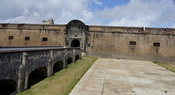 El gobernador Cuitláhuac García Jiménez, y funcionarios de su gabinete, realizaron un recorrido por la Fortaleza de Perote, donde hoy iniciaron los trabajos de rehabilitación con miras a celebrar los 200 años de la creación del Colegio Militar. 