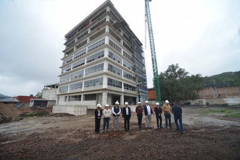 El mandatario estatal Cuitláhuac García, acompañado por el secretario de Educación, Zenyazen Escobar; la secretaria de PC, entre otras autoridades, supervisó  la construcción de la Torre Orgullo Veracruzano, la cual se espera se termine en el transcurso del año.
