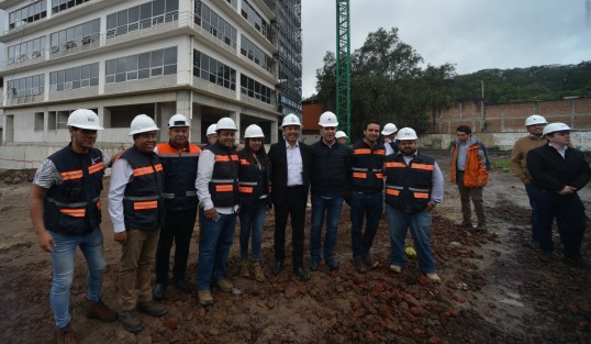 El mandatario estatal Cuitláhuac García, acompañado por el secretario de Educación, Zenyazen Escobar; la secretaria de PC, entre otras autoridades, supervisó  la construcción de la Torre Orgullo Veracruzano, la cual se espera se termine en el transcurso del año.
