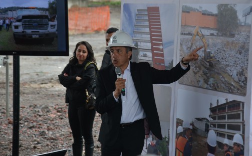 El mandatario estatal Cuitláhuac García, acompañado por el secretario de Educación, Zenyazen Escobar; la secretaria de PC, entre otras autoridades, supervisó  la construcción de la Torre Orgullo Veracruzano, la cual se espera se termine en el transcurso del año.
