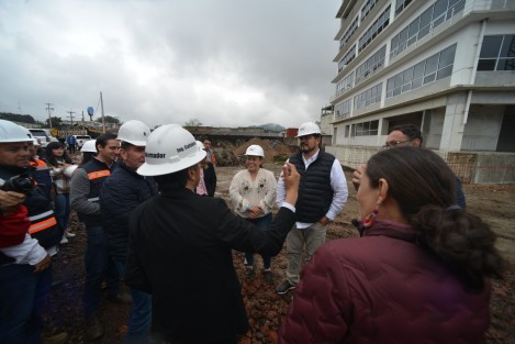 El mandatario estatal Cuitláhuac García, acompañado por el secretario de Educación, Zenyazen Escobar; la secretaria de PC, entre otras autoridades, supervisó  la construcción de la Torre Orgullo Veracruzano, la cual se espera se termine en el transcurso del año.
