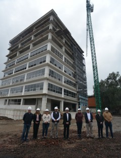 El mandatario estatal Cuitláhuac García, acompañado por el secretario de Educación, Zenyazen Escobar; la secretaria de PC, entre otras autoridades, supervisó  la construcción de la Torre Orgullo Veracruzano, la cual se espera se termine en el transcurso del año.