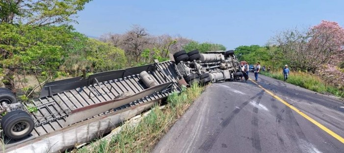 La mañana de este viernes se registró un fuerte accidente sobre la carretera Cardel-Poza Rica, a la altura del puente Platanal, municipio de Alto Lucero, donde se vieron involucrados un tráiler doble remolque, una camioneta y un vehículo sedán.