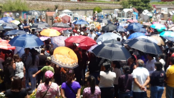 Finalmente, en medio de tristeza y dolor, familiares, vecinos y  amigos de la familia dieron el último adiós a los siete fallecidos miembros de una sola familia fallecidos en el accidente en la autopista de Tlaxcala ocurrido en días pasados. 