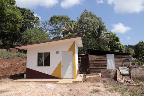 En 24 localidades del sur de la entidad con altos índices de rezago, la dependencia estatal aplicó una inversión superior a los 21 millones de pesos del Fondo de Infraestructura Social para Entidades, en 326 acciones de vivienda que impactan positivamente las condiciones de vida de más de mil 300 habitantes de estos seis municipios. 