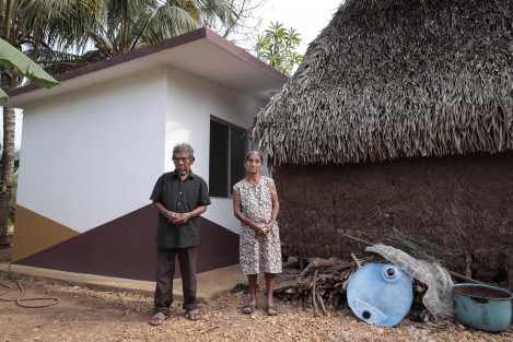  Habitantes de origen náhuatl, popoluca y zoque de Mecayapan, Tatahuicapan, Pajapan, Texistepec, Las Choapas y Coatzacoalcos, cuentan ya con 179 cuartos dormitorio, 132 pisos firmes y 15 techos firmes, construidos dentro del Programa de Mejoramiento de Vivienda e Infraestructura Social Básica de la Secretaría de Desarrollo Social (SEDESOL). 