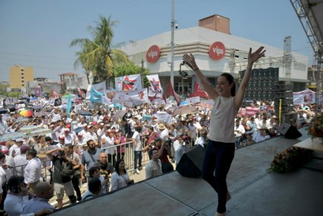 A través de sus cuentas en redes sociales, el Gobernador de Veracruz dio cuenta de la visita de la Jefa de Gobierno de la CDMX, Claudia Sheinbaum  a Coatzacoalcos, donde impartió la Conferencia Magistral Políticas exitosas en beneficio de la ciudadanía acompañada de la secretaria de Energía Ing. Rocío Nahle.