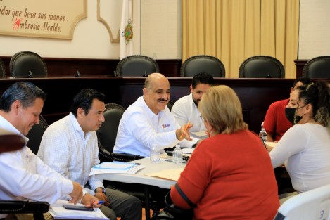  Para escuchar necesidades sociales y de obra pública de parte de la ciudadanía, el presidente municipal Ricardo Ahued Bardahuil encabezó una jornada de audiencias ciudadanas.

