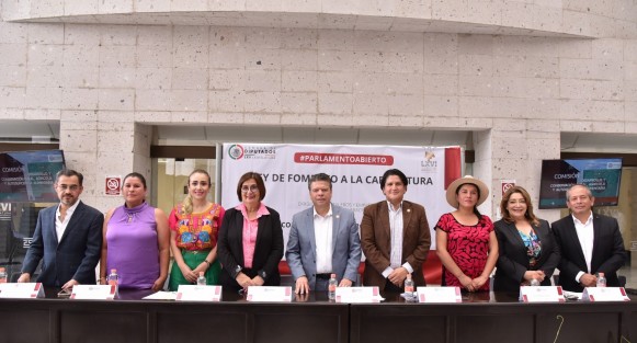Con el propósito de conocer y sumar las demandas de las y los productores locales y enriquecer así la iniciativa de Ley de Fomento a la Cafeticultura, se celebró, en el Palacio Legislativo de Veracruz y bajo la modalidad de parlamento abierto, un foro que reunió a diputados federales y locales, productores y empresarios del café.