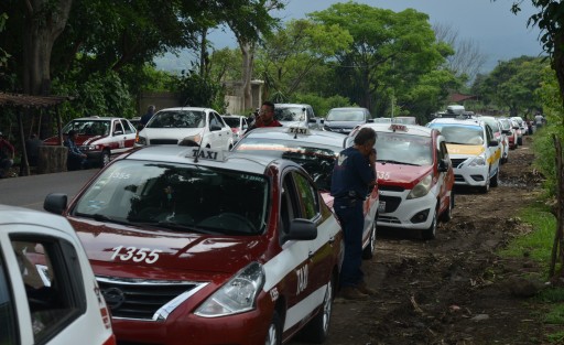 Cientos de taxistas fueron retenidos en diferentes puntos de la zona de Jalcomulco  para evitar que llegaran a Xalapa. Elementos de SSP montaron intenso operativo en carreteras que llevan a la Capital.

