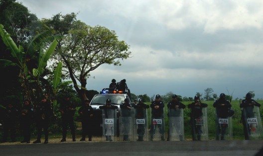 Cientos de taxistas fueron retenidos en diferentes puntos de la zona de Jalcomulco  para evitar que llegaran a Xalapa. Elementos de SSP montaron intenso operativo en carreteras que llevan a la Capital.

