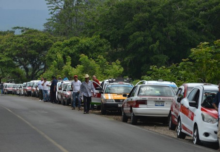 Cientos de taxistas fueron retenidos en diferentes puntos de la zona de Jalcomulco  para evitar que llegaran a Xalapa. Elementos de SSP montaron intenso operativo en carreteras que llevan a la Capital.

