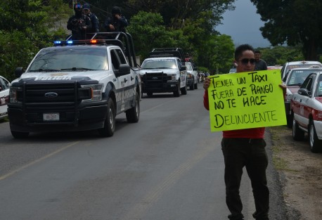 Cientos de taxistas fueron retenidos en diferentes puntos de la zona de Jalcomulco  para evitar que llegaran a Xalapa. Elementos de SSP montaron intenso operativo en carreteras que llevan a la Capital.

