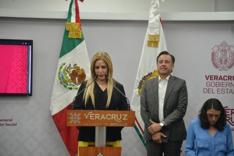 Junto a la Titular del DIF, Rebeca Quintanar, el gobernador Cuitláhuac García aclaró que sí se apoya a discapacitados en la entidad, luego de que el Presidente pidiera al Estado firmar el convenio para pensionar al sector. 
