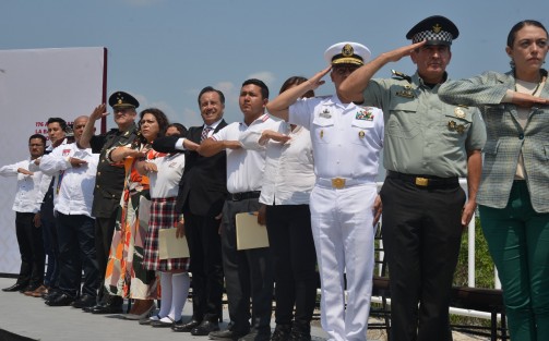 Alrededor del asta monumental, estuvieron también las titulares de los Poderes Legislativo y Judicial, diputada Margarita Corro Mendoza y magistrada Lisbeth Aurelia Jiménez Aguirre; integrantes de la Coordinación Estatal para la Construcción de la Paz; el alcalde de Emiliano Zapata, Erick Ruiz Hernández, así como estudiantes y docentes del Telebachillerato de Cerro Gordo 