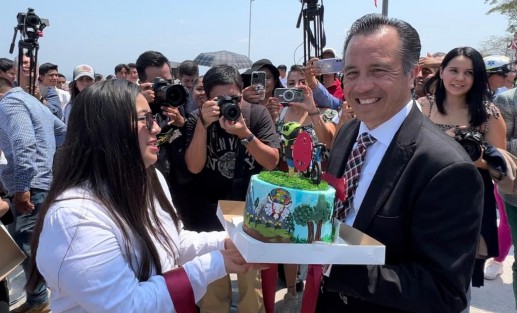 Durante el evento de la conmemoración de la batalla de Cerro Gordo  le llevaron un pastel al gobernador Cuitláhuac García Jiménez por su cumpleaños 55.