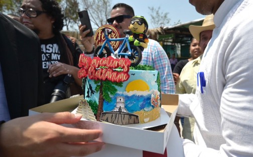 Durante el evento de la conmemoración de la batalla de Cerro Gordo  le llevaron un pastel al gobernador Cuitláhuac García Jiménez por su cumpleaños 55.