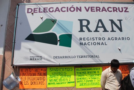Trabajadores de base de la SEDATU se manifestaron en Xalapa, para exigir mejores condiciones laborales y aumento salarial. Según ellos, hay presupuesto para satisfacer sus demandas pero los directivos se oponen a cumplirlas.