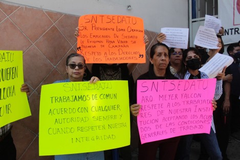 Trabajadores de base de la SEDATU se manifestaron en Xalapa, para exigir mejores condiciones laborales y aumento salarial. Según ellos, hay presupuesto para satisfacer sus demandas pero los directivos se oponen a cumplirlas.