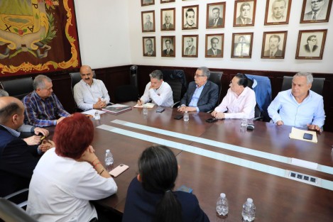  El presidente municipal Ricardo Ahued Bardahuil encabezó una reunión con integrantes de la Cámara Mexicana de la Industria de la Construcción (CMIC), Delegación Veracruz Centro, donde agradeció la confianza mostrada en la Administración y su participación activa en el desarrollo del municipio.

