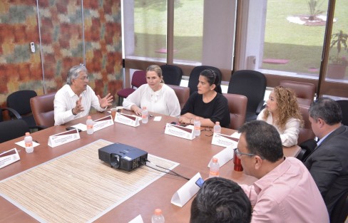 La Comisión Permanente de Bienestar y Desarrollo Social de la LXVI Legislatura, integrada por las diputadas Magaly Armenta Oliveros, Cecilia Guevara Guembe e Itzel López López, presidenta, secretaria y vocal, respectivamente, se reunió con el titular de la Secretaría de Desarrollo Social (Sedesol) del estado, Guillermo Fernández Sánchez, para iniciar un acercamiento de los trabajos hacia la armonización de la ley estatal con la General en la materia.

