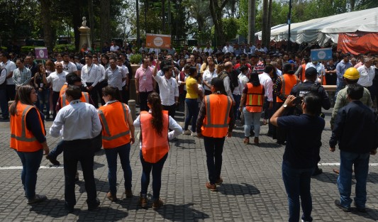 Trabajadores del ayuntamiento de Xalapa, de Palacio Gobierno, empleados de la torre de la SSP y hasta el gobernador Cuitláhuac García incluidos los secretarios de despacho, participaron en el Primer Simulacro Nacional. 