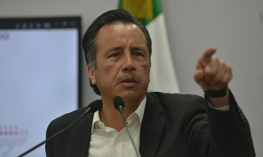 El gobernador Cuitláhuac García acusó que los ministros de la Suprema Corte pretenden torpedear el proyecto de seguridad de la 4T. Hubo tintes politiqueros en la decisión de frenar el pase de la Guardia Nacional a SEDENA, afirmó.
