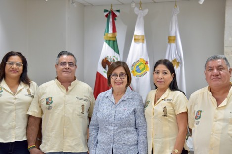 La presidenta de la Mesa Directiva de la LXVI Legislatura del estado, diputada Margarita Corro Mendoza, atendió a ediles del ayuntamiento de Nautla, Veracruz, encabezados por su presidente, Miguel Verjel Vázquez, quienes dieron a conocer las diversas acciones que han logrado en su gestión y que son de beneficio directo para la población.