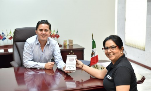 El presidente de la Comisión Permanente de Vigilancia del Congreso del Estado, diputado Rafael Gustavo Fararoni Magaña, recibió de la secretaria técnica del Sistema Estatal Anticorrupción (SEA) de Veracruz de Ignacio de la Llave, Adriana Paola Linares Capitanachi, la versión digital de la Política Estatal Anticorrupción (PEA) y documentación anexa.