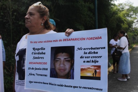 Activistas y los padres de Roberto Córdoba Suárez, joven que desapareció en Xico en 2016, protestaron en la Ciudad Judicial de este municipio. Confirmaron que el responsable del crimen fue condenado a 30 años de prisión. 