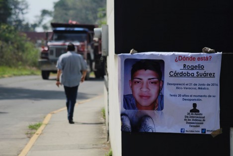 Activistas y los padres de Roberto Córdoba Suárez, joven que desapareció en Xico en 2016, protestaron en la Ciudad Judicial de este municipio. Confirmaron que el responsable del crimen fue condenado a 30 años de prisión. 
