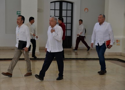 Desde el Museo Naval de la ciudad, el mandatario aseguró estar contento con el trabajo del gobernador Cuitláhuac García Jiménez; desde luego, hay críticas porque es parte sustancial de la democracia, pero es como de la tierra al cielo la diferencia de lo que eran los gobernadores de antes y lo que padecían mis paisanos.