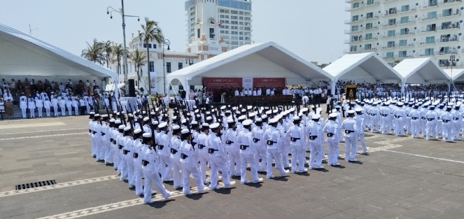  Junto a autoridades estatales y federales, el presidente Andrés Manuel López Obrador encabezó la ceremonia por el 109 Aniversario de la Defensa Patriótica del Puerto de Veracruz.

