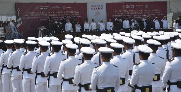  Junto a autoridades estatales y federales, el presidente Andrés Manuel López Obrador encabezó la ceremonia por el 109 Aniversario de la Defensa Patriótica del Puerto de Veracruz.

