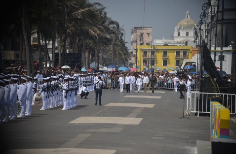  Junto a autoridades estatales y federales, el presidente Andrés Manuel López Obrador encabezó la ceremonia por el 109 Aniversario de la Defensa Patriótica del Puerto de Veracruz.

