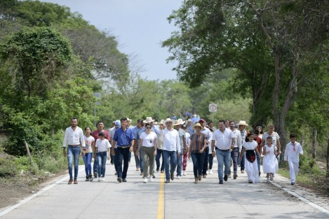La construcción de 6.1 kilómetros de la carretera Mesa del Rodeo-Soyacuautla es estratégica por la conectividad y el transporte de productos agrícolas y pecuarios de Alto Lucero y Actopan hacia el resto del estado y país, destacó el gobernador Cuitláhuac García Jiménez al realizar con los pobladores el corte del listón del proyecto que representa una solución a una necesidad histórica de la región.  