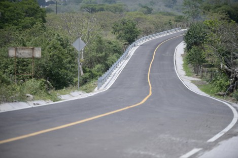 La construcción de 6.1 kilómetros de la carretera Mesa del Rodeo-Soyacuautla es estratégica por la conectividad y el transporte de productos agrícolas y pecuarios de Alto Lucero y Actopan hacia el resto del estado y país, destacó el gobernador Cuitláhuac García Jiménez al realizar con los pobladores el corte del listón del proyecto que representa una solución a una necesidad histórica de la región.  