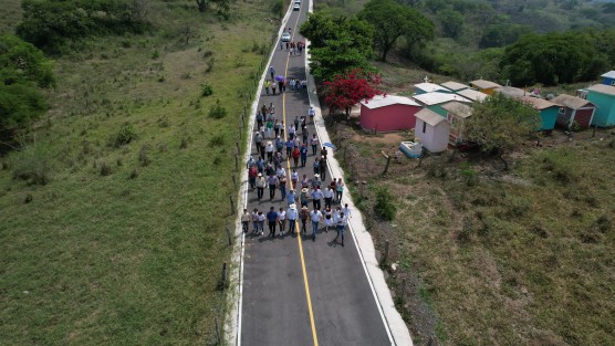 La construcción de 6.1 kilómetros de la carretera Mesa del Rodeo-Soyacuautla es estratégica por la conectividad y el transporte de productos agrícolas y pecuarios de Alto Lucero y Actopan hacia el resto del estado y país, destacó el gobernador Cuitláhuac García Jiménez al realizar con los pobladores el corte del listón del proyecto que representa una solución a una necesidad histórica de la región.  