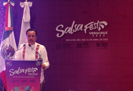 El gobernador Cuitláhuac García, el secretario de Turismo, Iván Martínez Olvera y el alcalde Juan Manuel de Unanue presentaron la cartelera del Salsa Fest 2023.