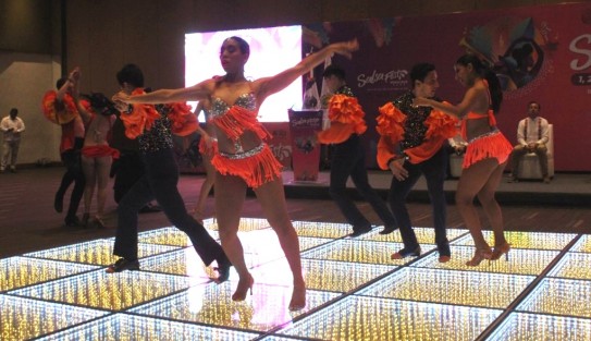 Con el talento de Combo Ninguno y el ballet Fuego en la Sangre, se realizó la presentación oficial del SalsaFest, que se llevará a cabo del 1 al 3 de junio, con la presentación de artistas internacionales como Óscar D León, Alberto Barros, Luis Enrique, Rey Ruiz, Guayacán, entre otros.